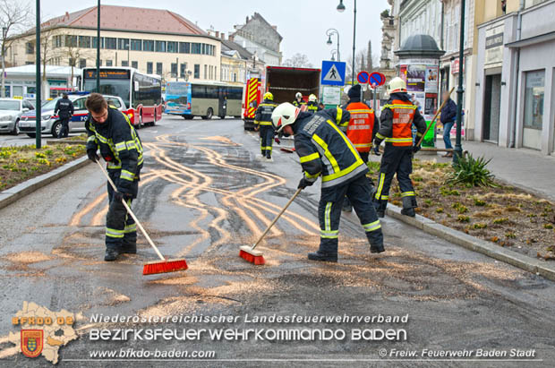 20180327 Binden von größeren Mengen an ausgetretenen Betriebsmittel nach einem Defekt an einem Linienbus im Stadtzentrum Baden Foto: © Freiwillige Feuerwehr Baden-Stadt / Stefan Schneider 20180327 Binden von größeren Mengen an ausgetretenen Betriebsmittel nach einem Defekt an einem Linienbus im Stadtzentrum Baden Foto: © Freiwillige Feuerwehr Baden-Stadt / Stefan Schneider