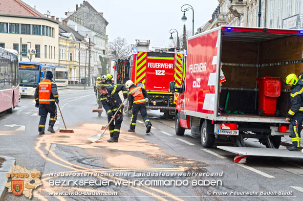 20180327 Binden von größeren Mengen an ausgetretenen Betriebsmittel nach einem Defekt an einem Linienbus im Stadtzentrum Baden Foto: © Freiwillige Feuerwehr Baden-Stadt / Stefan Schneider 20180327 Binden von größeren Mengen an ausgetretenen Betriebsmittel nach einem Defekt an einem Linienbus im Stadtzentrum Baden Foto: © Freiwillige Feuerwehr Baden-Stadt / Stefan Schneider