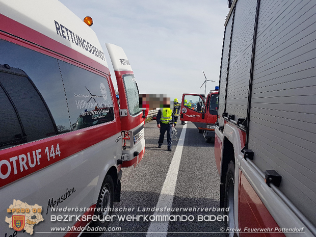 20180404 Verkehrsunfall auf der A3 Pottendorf-Ebreichsdorf   Foto:  Freiwillige Feuerwehr Pottendorf