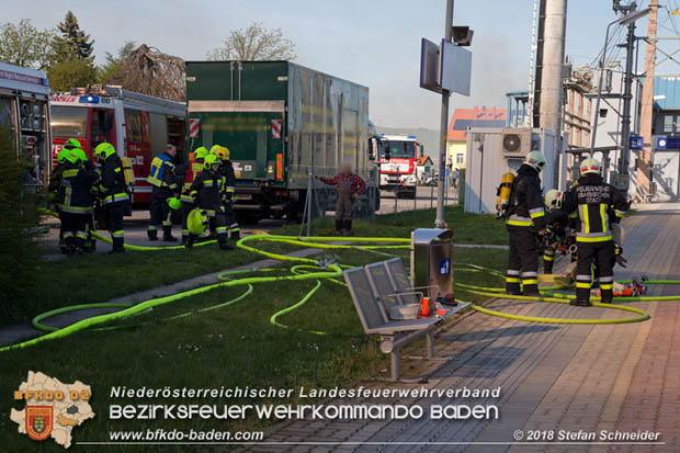 20180414 Brand mehrerer Güterwaggons im Bahnhof Pfaffstätten  Foto: © Stefan Schneider BFKDO BADEN