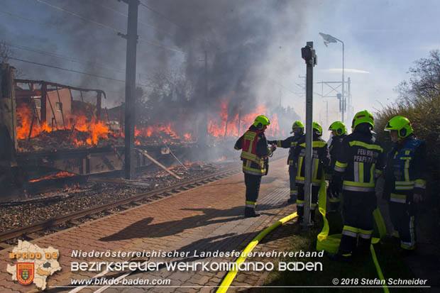 20180414 Brand mehrerer Gterwaggons im Bahnhof Pfaffsttten  Foto:  Stefan Schneider BFKDO BADEN