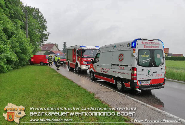 20180515 Firmenfahrzeug prallt gegen Strommast auf der L157 bei Pottendorf  Foto:  Freiwillige Feuerwehr Pottendorf