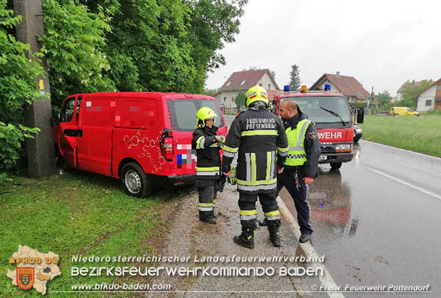 20180515 Firmenfahrzeug prallt gegen Strommast auf der L157 bei Pottendorf  Foto:  Freiwillige Feuerwehr Pottendorf