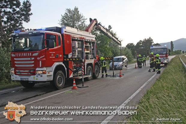 20180518 Verkehrsunfall mit Personenrettung auf der Badener Umfahrungsstrae LB210  Foto:  Joachim Zagler BFK BADEN