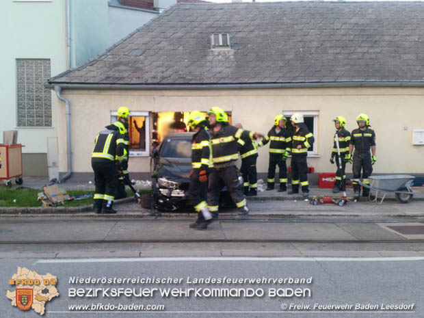 20180423 Garnitur der Badner Bahn erfasst abgestellten Pkw in Baden Ortsteil Leesdorf  Foto:   Stefan Wagner FF Baden-Leesdorf