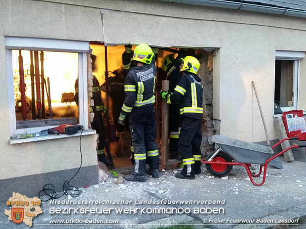 20180423 Garnitur der Badner Bahn erfasst abgestellten Pkw in Baden Ortsteil Leesdorf  Foto:   Stefan Wagner FF Baden-Leesdorf