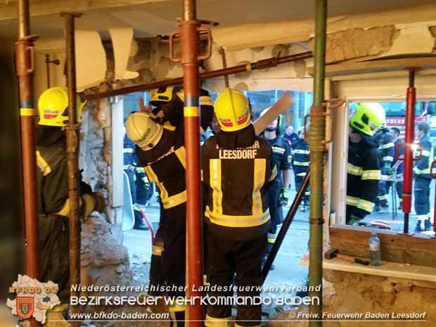 20180423 Garnitur der Badner Bahn erfasst abgestellten Pkw in Baden Ortsteil Leesdorf  Foto:   Stefan Wagner FF Baden-Leesdorf