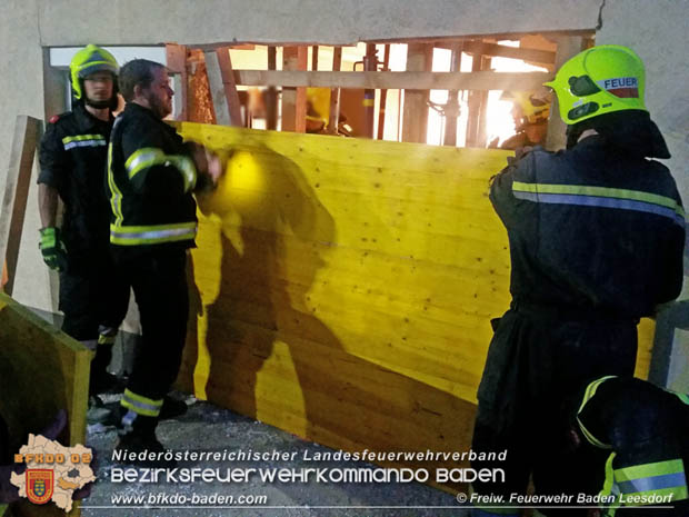 20180423 Garnitur der Badner Bahn erfasst abgestellten Pkw in Baden Ortsteil Leesdorf  Foto:   Stefan Wagner FF Baden-Leesdorf