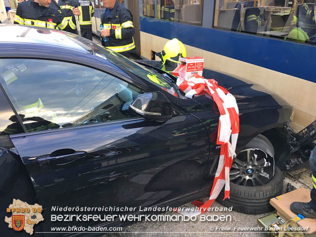 20180423 Garnitur der Badner Bahn erfasst abgestellten Pkw in Baden Ortsteil Leesdorf  Foto:  Harald Pristou FF Baden-Leesdorf