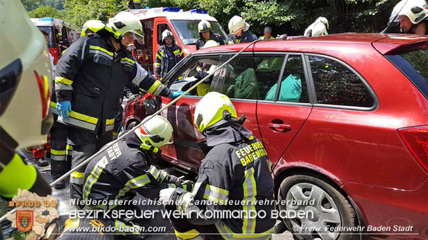 20180604 Verkehrsunfall im Helenental Foto: © Freiwillige Feuerwehr Baden-Stadt 20180604 Verkehrsunfall im Helenental Foto: © Freiwillige Feuerwehr Baden-Stadt