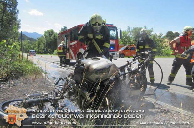 20180702 Motorrad nach Sturz ausgebrannt  Foto: ASB A Markus Hackl
