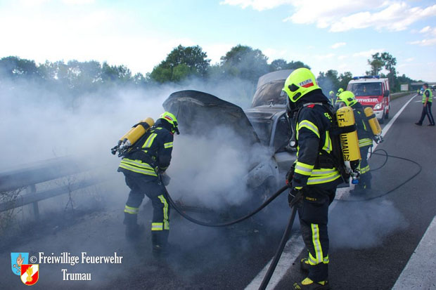 20180702 Pkw geriet auf der A3 in Vollbrand zwischen Trumau und Ebreichsdorf  Foto:  Freiwillige Feuerwehr Trumau