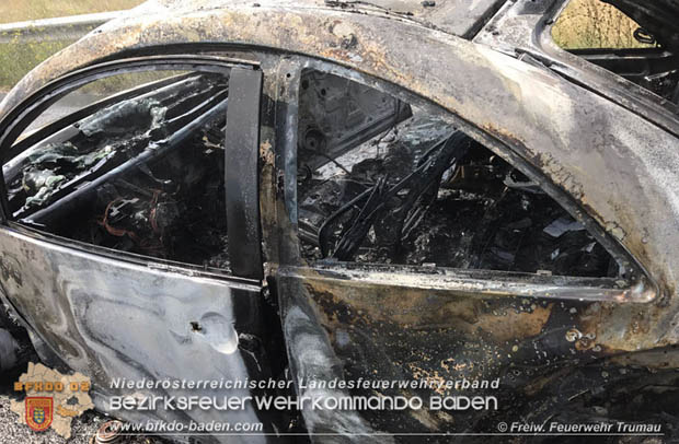 20180803 Pkw Vollbrand auf der A3 zwischen Trumau und Ebreichsdorf NORD Foto: © Freiwillige Feuerwehr Trumau 20180803 Pkw Vollbrand auf der A3 zwischen Trumau und Ebreichsdorf NORD Foto: © Freiwillige Feuerwehr Trumau