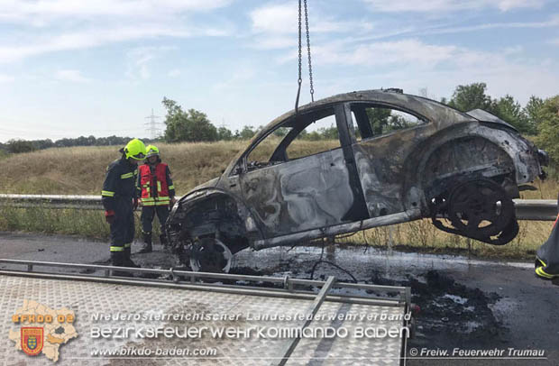 20180803 Pkw Vollbrand auf der A3 zwischen Trumau und Ebreichsdorf NORD  Foto:  Freiwillige Feuerwehr Trumau