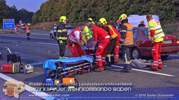 20180912 Verkehrsunfall mit 3 Verletzten auf der A2 bei Leobersdorf  Foto: © Stefan Schneider