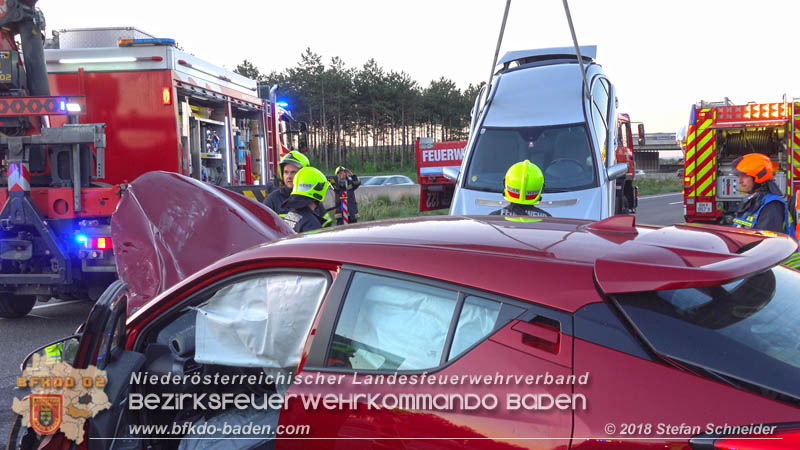 20180912 Verkehrsunfall mit 3 Verletzten auf der A2 bei Leobersdorf  Foto: © Stefan Schneider