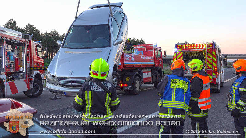 20180912 Verkehrsunfall mit 3 Verletzten auf der A2 bei Leobersdorf  Foto: © Stefan Schneider