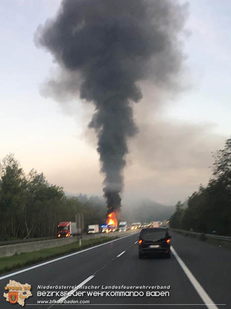 20180926 Reisebus in Vollabrand auf der A21 bei Hochstra   Fotos:  FF Alland; FF Hochstra; FF Groisbach