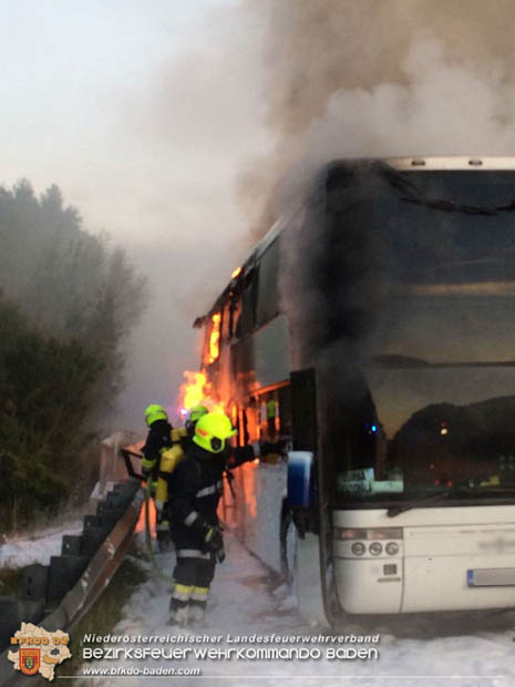 20180926 Reisebus in Vollabrand auf der A21 bei Hochstra   Fotos:  FF Alland; FF Hochstra; FF Groisbach