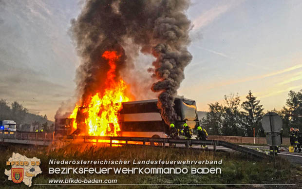 20180926 Reisebus in Vollabrand auf der A21 bei Hochstra   Fotos:  FF Alland; FF Hochstra; FF Groisbach