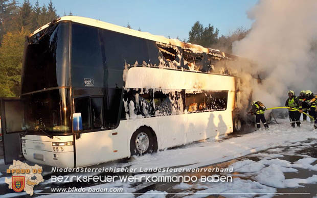 20180926 Reisebus in Vollabrand auf der A21 bei Hochstra   Fotos:  FF Alland; FF Hochstra; FF Groisbach