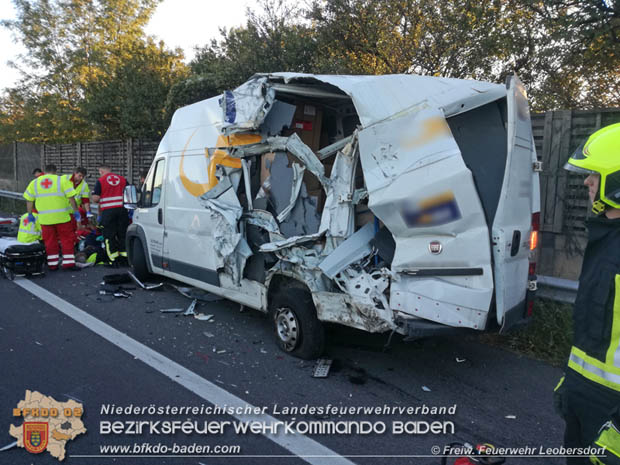 20180927 Lkw Tankwagenzug prallt auf der A2 gegen Kleintransporter  Foto:  Freiwillige Feuerwehr Leobersdorf