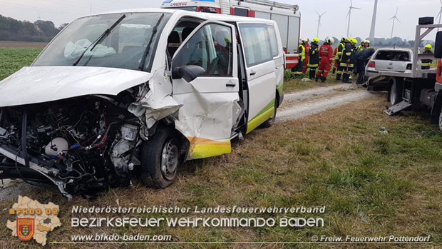 20181017 Schwerer Verkehrsunfall auf der L157 Pottendorf-Tattendorf  Foto:  Freiwillige Feuerwehr Pottendorf