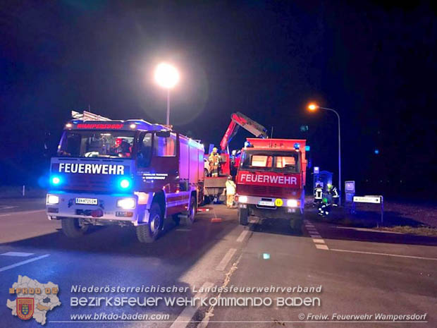 20181207 Schwerer Verkehrsunfall auf der LB16 zwischen Wampersdorf und Weigelsdorf  Foto:  Freiwillige Feuerwehr Wampersdorf