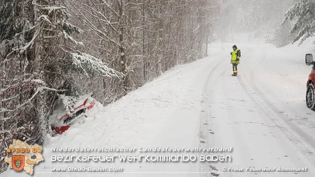 20181212 Fahrzeugbergung im Bereich St. Corona am Schpfl Gemeinde Altenmarkt a.d.Triesting  Foto:  FF Altenmarkt