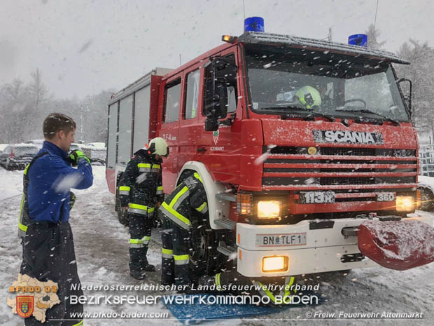 20181212 Fahrzeugbergung im Bereich St. Corona am Schpfl Gemeinde Altenmarkt a.d.Triesting  Foto:  FF Altenmarkt