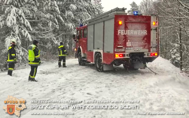 20181212 Fahrzeugbergung im Bereich St. Corona am Schöpfl Gemeinde Altenmarkt a.d.Triesting Foto: © FF Altenmarkt 20181212 Fahrzeugbergung im Bereich St. Corona am Schöpfl Gemeinde Altenmarkt a.d.Triesting Foto: © FF Altenmarkt