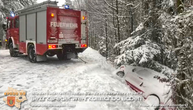 20181212 Fahrzeugbergung im Bereich St. Corona am Schpfl Gemeinde Altenmarkt a.d.Triesting  Foto:  FF Altenmarkt