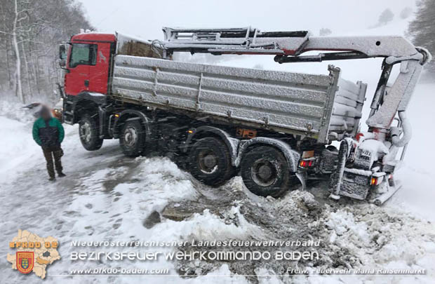 20181212 Lkw Bergung auf Gterweg Maria Raisenmarkt in Richtung Zoblhof  Foto:  FF Maria Raisenmarkt