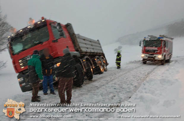 20181212 Lkw Bergung auf Gterweg Maria Raisenmarkt in Richtung Zoblhof  Foto:  FF Maria Raisenmarkt