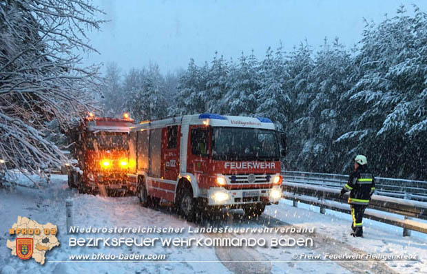 20181212 Hgengebliebener Lkw in der Abffahrtsrampe A21 Heiligenkreuz  Foto:  FF Heiligenkreuz