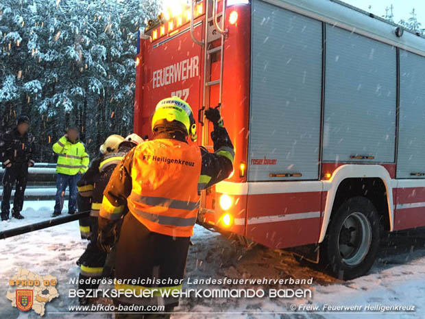 20181212 Hägengebliebener Lkw in der Abffahrtsrampe A21 Heiligenkreuz Foto: © FF Heiligenkreuz 20181212 Hägengebliebener Lkw in der Abffahrtsrampe A21 Heiligenkreuz Foto: © FF Heiligenkreuz