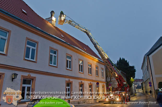20181221 Herabfallende Mauerbrocken eines Kamins in Badener Innenstadt forderte auch einen Feuerwehreinsatz  Foto:  Freiwillige Feuerwehr Baden-Stadt