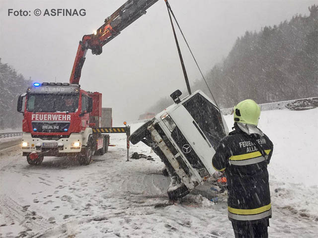 20190105 Verkehrsunfall auf der A21 zwischen Hochstra und Alland  Foto: ASFINAG / Martin Kottek