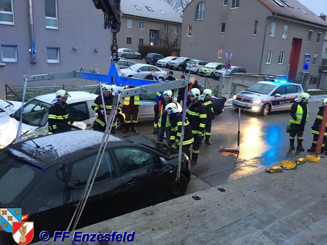 20190106 Verkehrsunfall im Ortsgebiet von Enzesfeld  Foto:  FF Enzesfeld