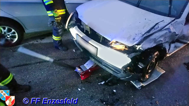 20190106 Verkehrsunfall im Ortsgebiet von Enzesfeld  Foto:  FF Enzesfeld