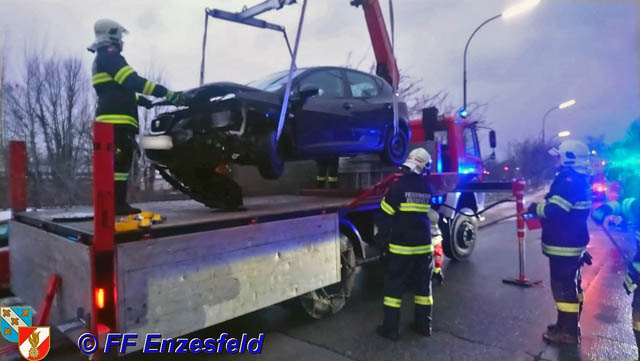 20190106 Verkehrsunfall im Ortsgebiet von Enzesfeld  Foto:  FF Enzesfeld