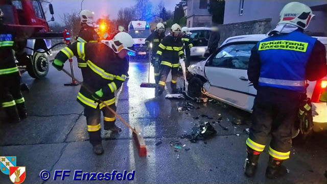 20190106 Verkehrsunfall im Ortsgebiet von Enzesfeld Foto: © FF Enzesfeld 20190106 Verkehrsunfall im Ortsgebiet von Enzesfeld Foto: © FF Enzesfeld
