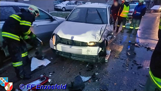 20190106 Verkehrsunfall im Ortsgebiet von Enzesfeld  Foto:  FF Enzesfeld