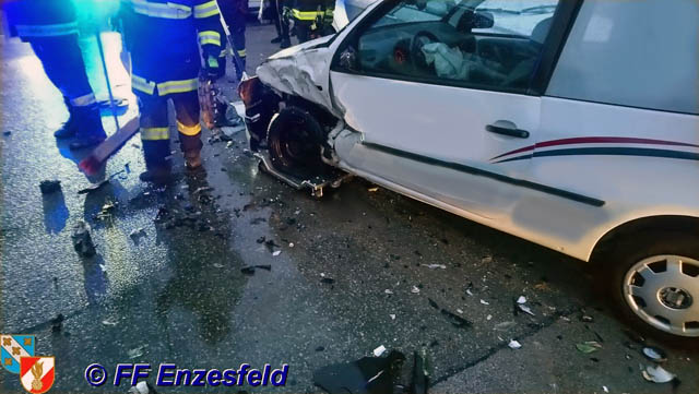 20190106 Verkehrsunfall im Ortsgebiet von Enzesfeld Foto: © FF Enzesfeld 20190106 Verkehrsunfall im Ortsgebiet von Enzesfeld Foto: © FF Enzesfeld