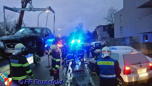 20190106 Verkehrsunfall im Ortsgebiet von Enzesfeld  Foto:  FF Enzesfeld