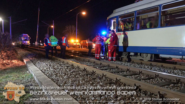 20190212 Pkw prallt beim Überqueren einer ampelgeregelten Bahnkreuzung in Möllersdorf gegen eine herankomende Garnitur der Badner Bahn  Foto: © Stefan Schneider
