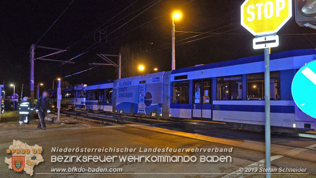 20190212 Pkw prallt beim Überqueren einer ampelgeregelten Bahnkreuzung in Möllersdorf gegen eine herankomende Garnitur der Badner Bahn  Foto: © Stefan Schneider