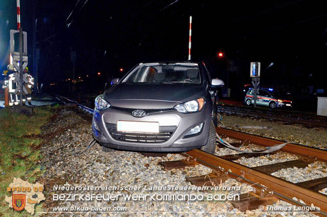 20190315 Fahrzeuglenker landete mit seinem Fahrzeug auf den Bahngleisen der Pottendorfer Linie Foto: © Thomas Lenger 20190315 Fahrzeuglenker landete mit seinem Fahrzeug auf den Bahngleisen der Pottendorfer Linie Foto: © Thomas Lenger