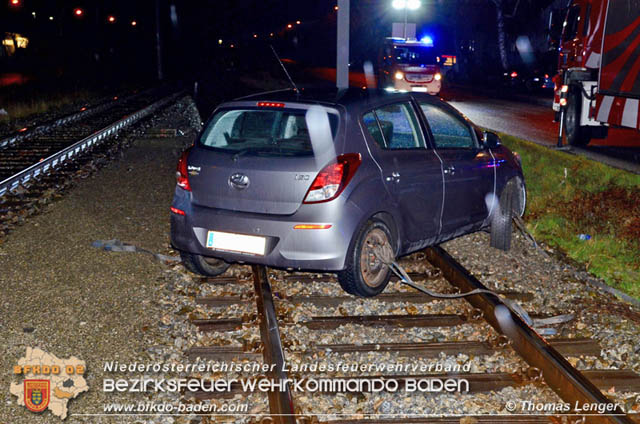 20190315 Fahrzeuglenker landete mit seinem Fahrzeug auf den Bahngleisen der Pottendorfer Linie Foto: © Thomas Lenger 20190315 Fahrzeuglenker landete mit seinem Fahrzeug auf den Bahngleisen der Pottendorfer Linie Foto: © Thomas Lenger