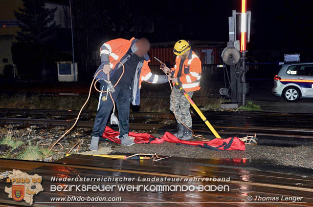 20190315 Fahrzeuglenker landete mit seinem Fahrzeug auf den Bahngleisen der Pottendorfer Linie Foto: © Thomas Lenger 20190315 Fahrzeuglenker landete mit seinem Fahrzeug auf den Bahngleisen der Pottendorfer Linie Foto: © Thomas Lenger